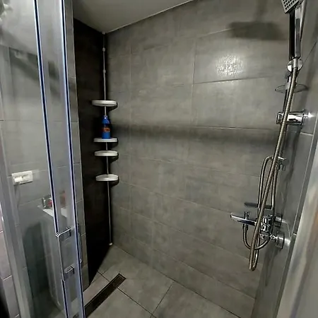 Reni Apartment *