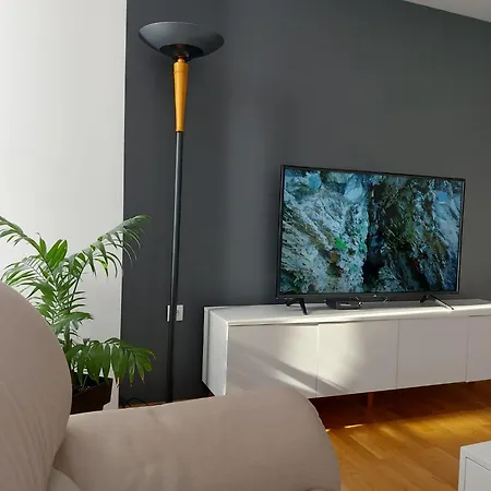 Reni Apartment *
